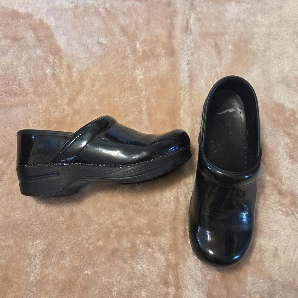 Black patent leather Dansko clogs size 39/ US 9